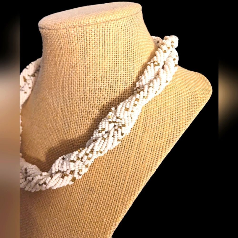 Vintage made in Italy white and goldโtoneโ beaded braidedโnecklace